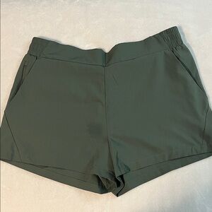 Kyodan outdoor sz. Large olive green shorts BNWOT!
